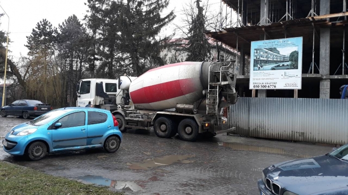 В Ужгороді склали адмінпротокол на водія вантажівки за розсипаний бетонний розчин