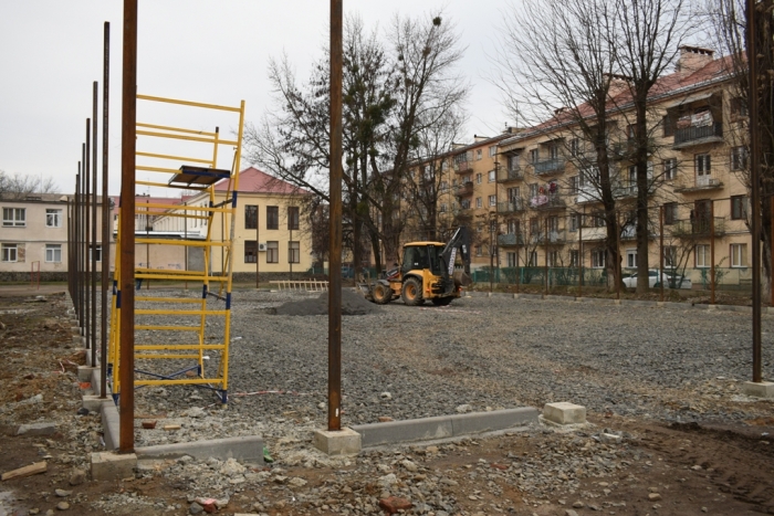 В Ужгородській ЗОШ №5 будують футбольне міні-поле