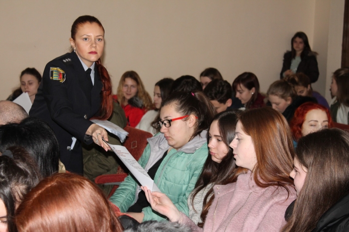 Ужгородські старшокласники дізналися про особливості роботи правоохоронців з "перших вуст"