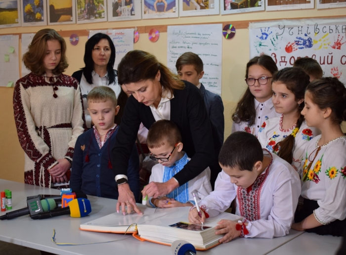 Ужгородські ліцеїсти разом із Мариною Порошенко заповнили новий розділ у Всеукраїнській  "Книзі Миру"