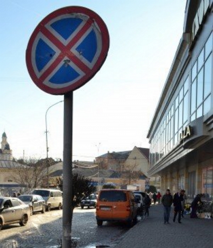 Ужгородських водіїв настійливо просять дотримуватися ПДР, інакше...