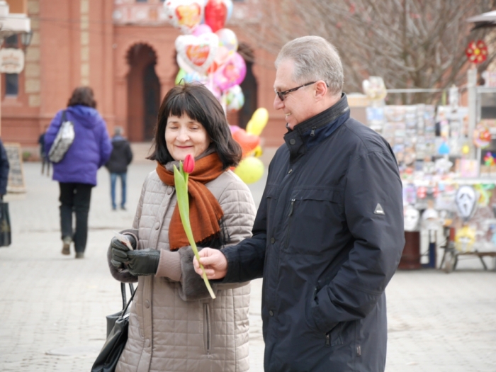 Ужгород. На площі Театральній перехожих вітали з Днем Святого Валентина