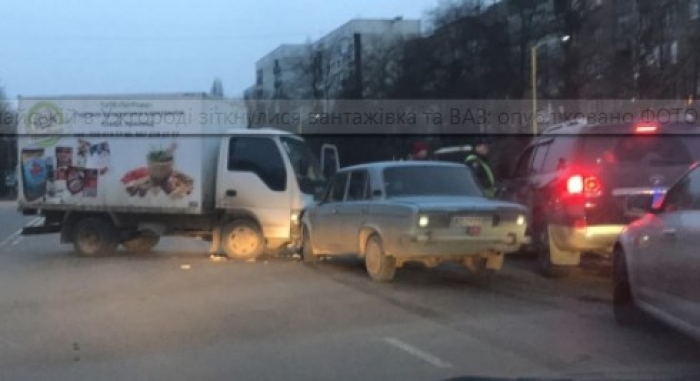 Два автомобілі після ДТП перегородили дві вуличні смуги руху в Ужгороді 