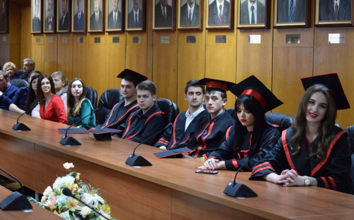 В Ужгороді урочисто отримали дипломи більше півсотні магістрів-міжнародників УжНУ 