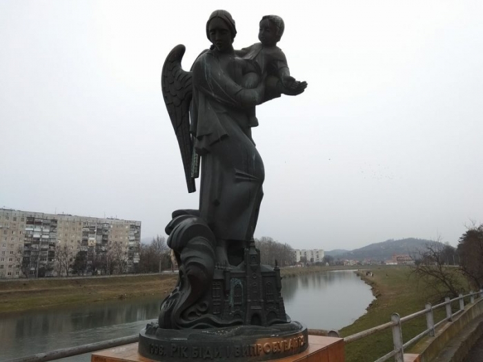 Коротка пам’ять: пам’ятну скульптуру у Мукачеві списали маркерами
