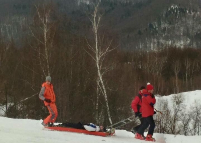 Травмованого у горах Закарпаття лижника на спецсанях доправили до лікарів "швидкої"