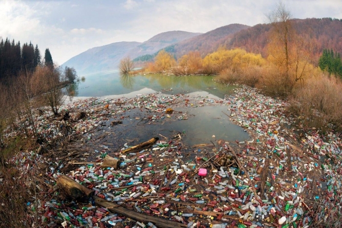 Ситуація критична: жителі Закарпаття викидають тонни побутового сміття просто у гірські потоки