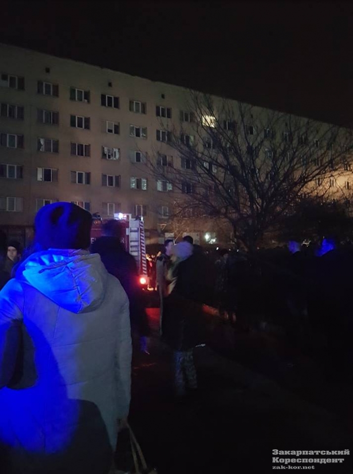Пожежа в студентському гуртожитку в Ужгороді: студентів забирають з поверхів пожежними драбинами