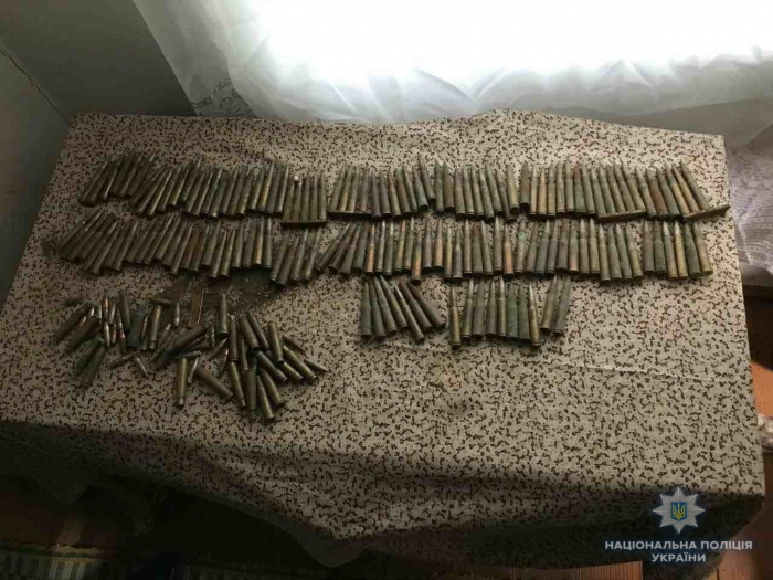 Поліція шукає мешканця Великоберезнянщини, який ховав удома 167 набоїв до нарізної зброї