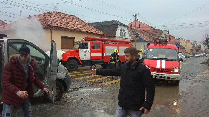 У Мукачеві під час руху загорілося авто – на місці працюють вогнеборці