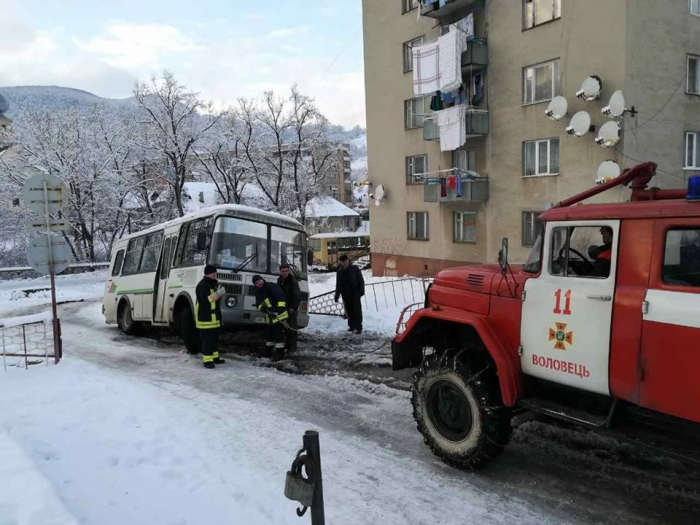 У Воловці через ожеледицю рятувальники буксирували автобус із кювету