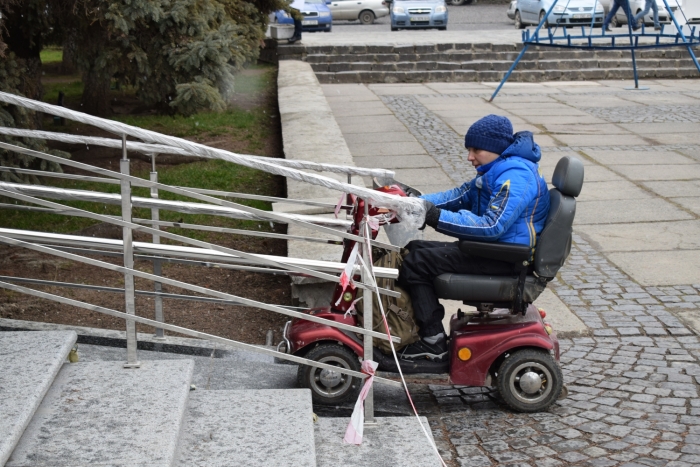 Чи доступний людям з інвалідністю оновлений вхід до Ужгородської міськради – дізнавалась спецкомісія
