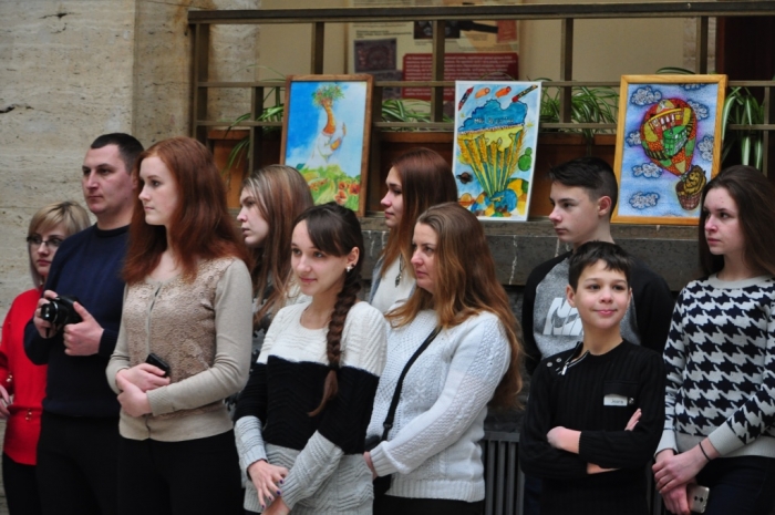 Діти-художники із зони АТО презентували в Ужгороді своє бачення війни та миру