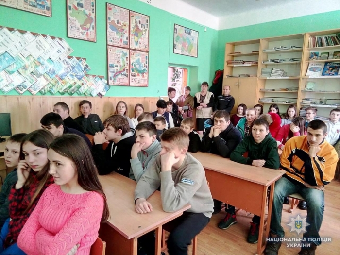 На Мукачівщині копи розповіли школярам про види відповідальності неповнолітніх за вчинення злочинів