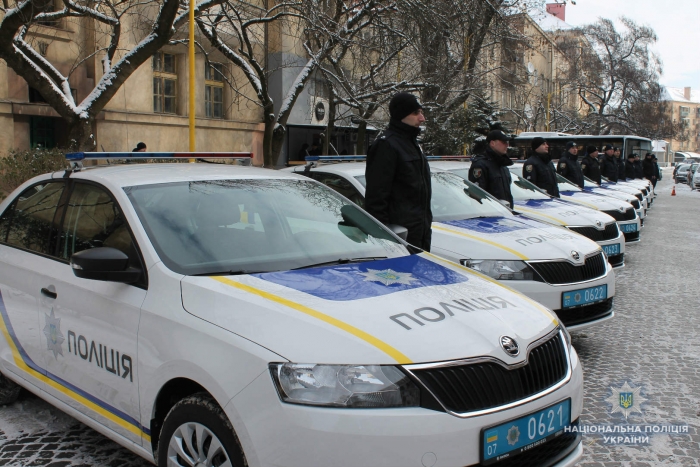 Закарпатська поліція отримала автобус спеціалізованого призначення АТАМАН та десять нових машин "Skoda Rapid"