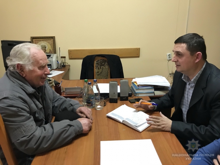 Поспілкуватися з полковником поліції прийшли мешканці найбільшого району Закарпаття та України