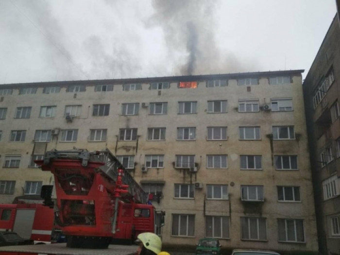 Вогняне пекло: в Ужгороді була термінова евакуація людей на вулиці Декабристів!