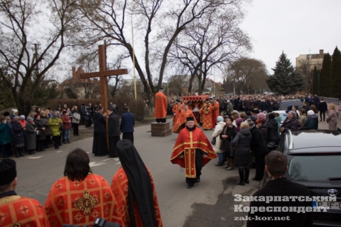 Ужгородом до Кафедрального собору на Капітульній крокує традиційна Хресна хода