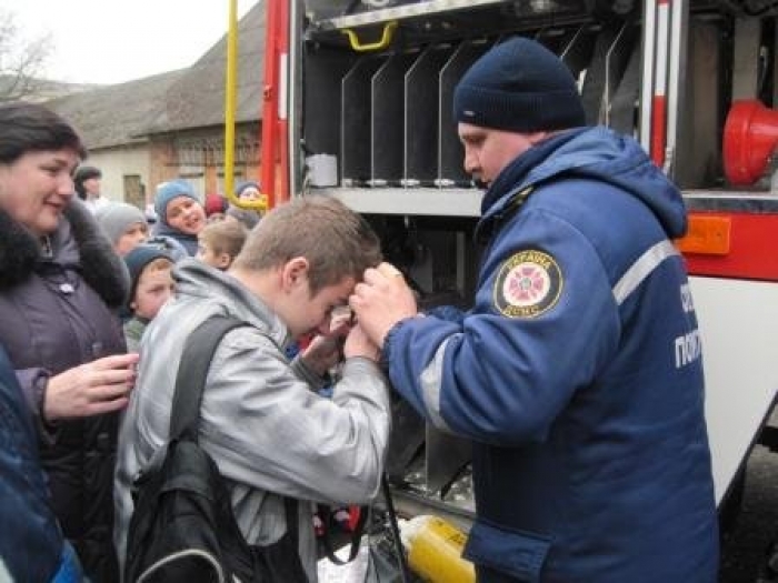Юні ужгородці ближче познайомилися з пожежно-рятувальною технікою вогнеборців Закарпаття