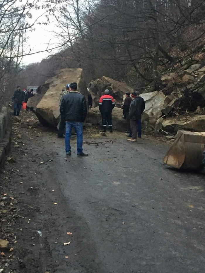Кам’яні брили заблокували дорогу в найбільшому районі Закарпаття та України