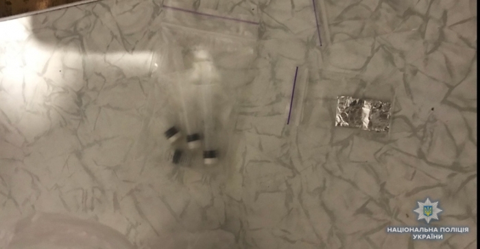 Вдома в закарпатця знайшли 4 одноразові шприци та поліетиленові пакетики із білою кристалічною речовиною