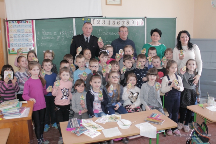 Ужгородські школярі разом із поліцейськими декорували писанки-підвіски