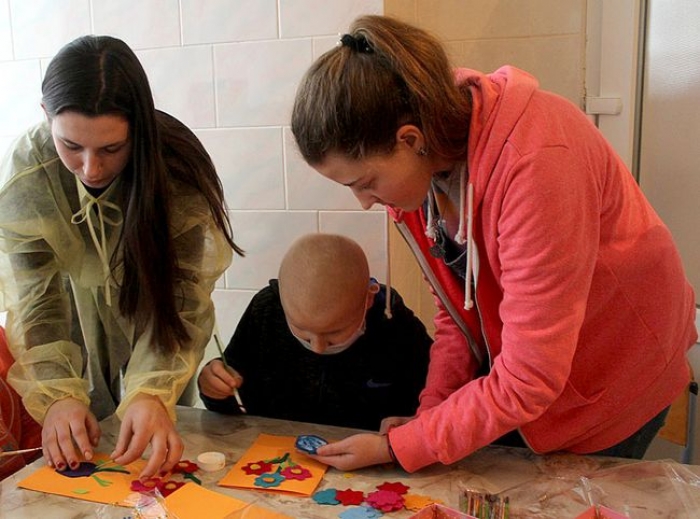 Закарпатські волонтери взялися за облаштування ігрової зони для онкохворих діток