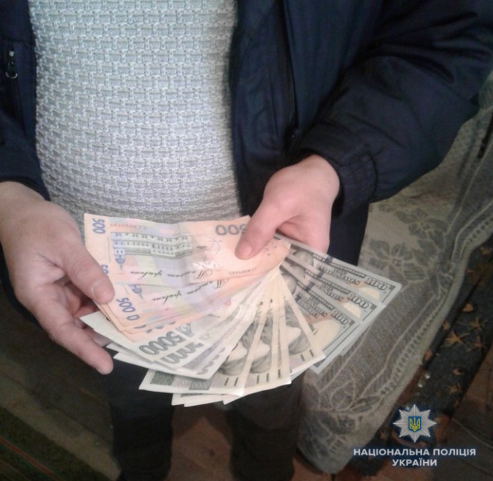 "Щипач" поцупив у закарпатки гаманець з 6000 гривень, 300 доларами та 20 тисячами чеських корун