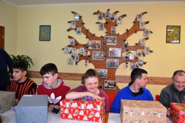 Вихованців Тячівського СРЦ "Парасолька" потішили подарунками доброчинці!