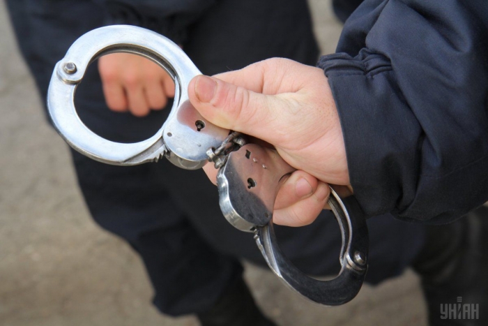 За спробу дати хабара поліцейському, мешканцю Великоберезнянщини загрожує до 4 років позбавлення волі