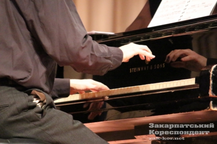 В Ужгороді відомий угорський піаніст занурив слухачів у музичну фантазію