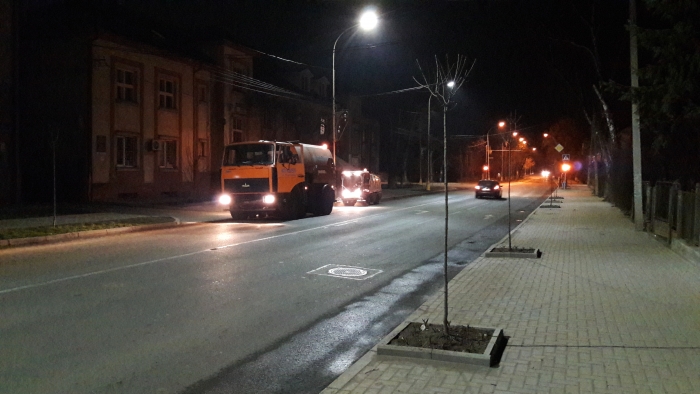 В Ужгороді прибирають вулиці, садять молоді дерева та лагодять вуличне освітлення