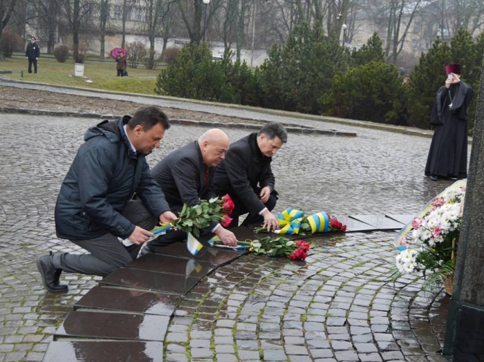 В Ужгороді традиційно урочисто покладали квіти до пам’ятника Тарасу Шевченку