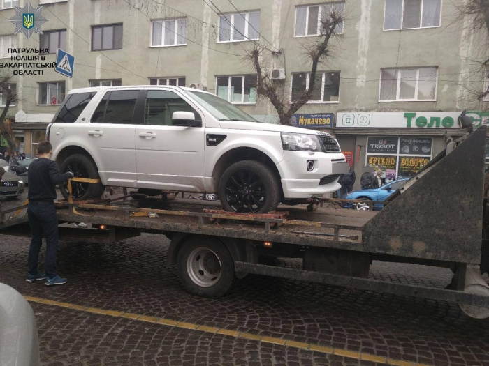 Операція "евакуація": копи в Мукачеві відправили декілька авто на арештмайданчик