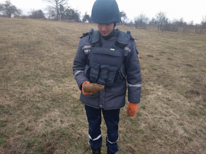 На Ужгородщині місцевий мешканець під час збирання хмизу знайшов мінометну міну