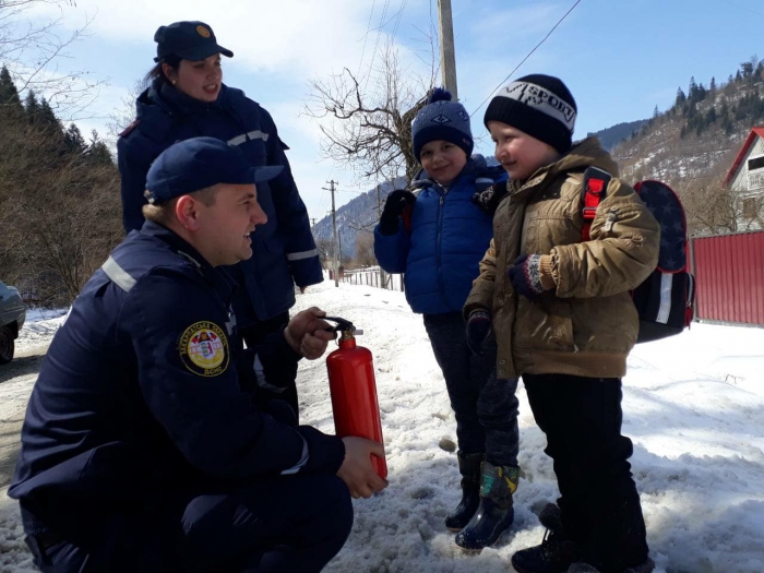 Закарпатські рятувальники вчили селян гірських районів правил безпечного життя