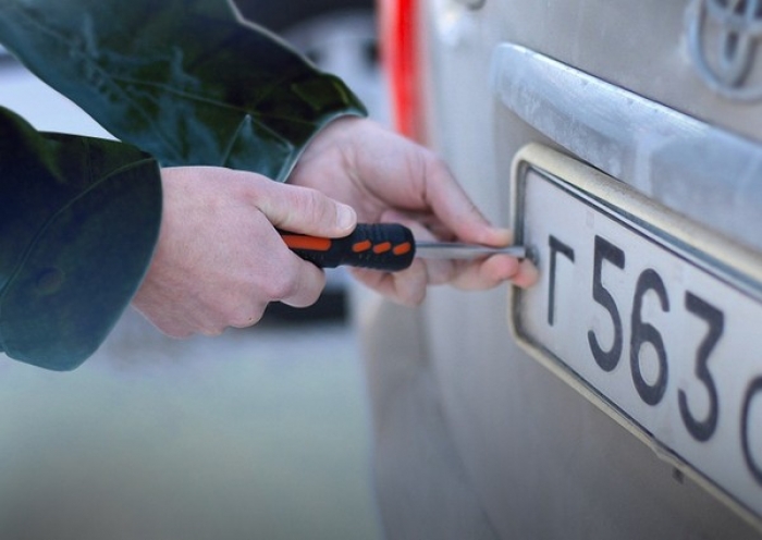 Викрадачу номерних знаків з 20 автомобілів в Ужгороді "світить" до 7 років за ґратами