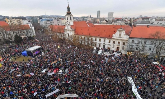 Сусіди закарпатців по країні – словаки вийшли на масові протести через вбивство журналіста 
