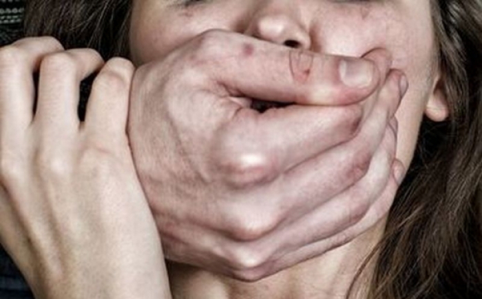 Зґвалтування в Мукачеві: рідні постраждалої дівчини поспілкувалися з журналістами