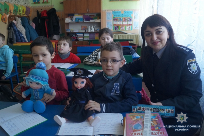 Поліція Іршавщини вчить першокласників за допомогою казок