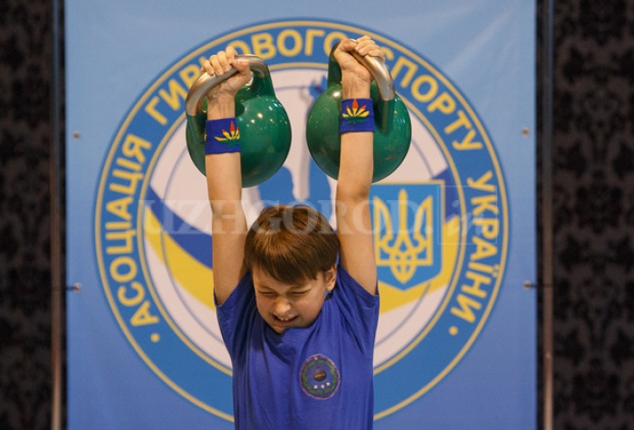 В Ужгороді змагаються найсильніші гирьовики України