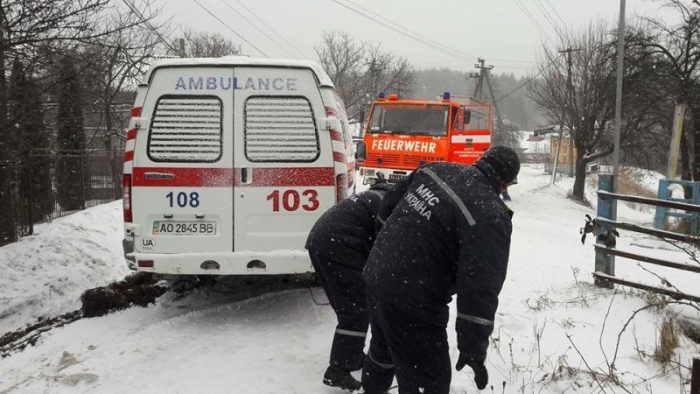 Негода на Закарпатті: рятувальникам доводилося відбуксировувати автомобілі