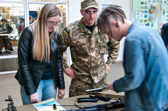 Кафедра військової підготовки ознайомила закарпатських студентів зі своїм підрозділом практично