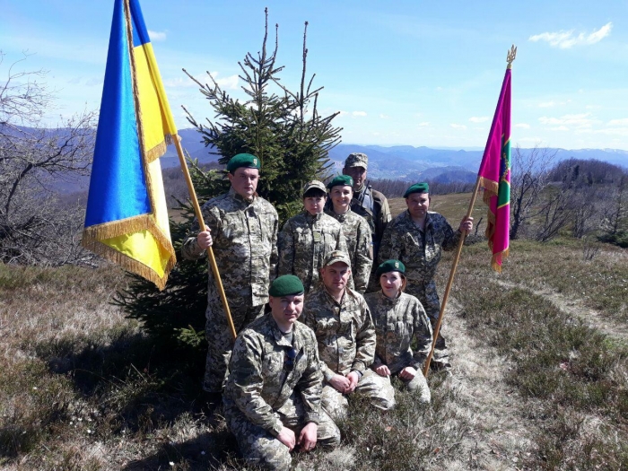 Закарпатські "зелені кашкети" на гірській "висотці" у 1130 метрів над рівнем моря встановили 2 прапори — Державний та Держприкордонслужби