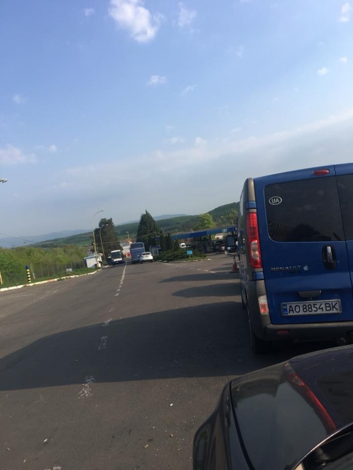 Вже вкотре про "тягнучку" з автівок на українсько-словацькому кордоні...