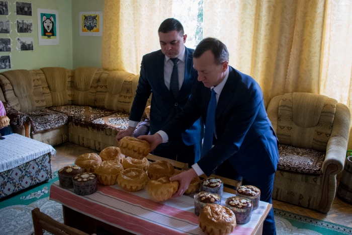 Керівники Ужгорода привітали великодніми пасками підопічних міського терцентру