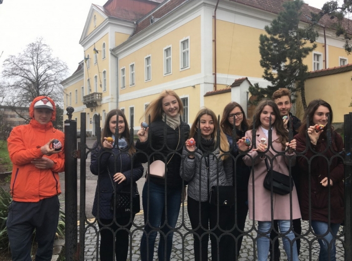 Ужгородські студенти влаштували флеш-моб писанок у стилі Андрія Варголи