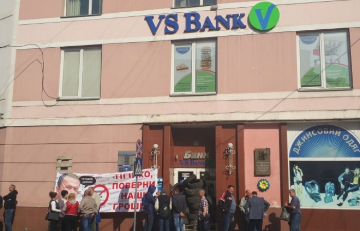 "Поверніть наші гроші!" Обікраденим вкладникам банку в Мукачеві вже не сила терпіти!