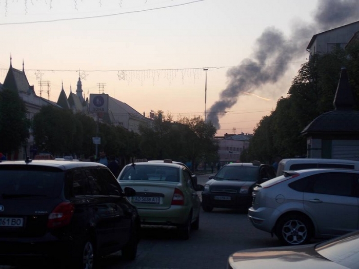 Стовп диму надвечір у місті над Латорицею було видно звідусіль