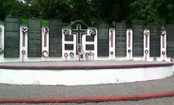 Невідомі вандали обікрали місце поховання жертв сталінських репресій на Закарпатті
